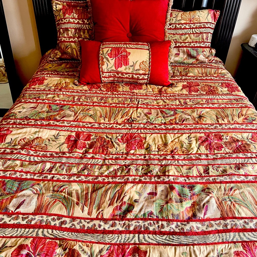 Like New bedspread, 2 pillow shams, 2 pillows and bed skirt